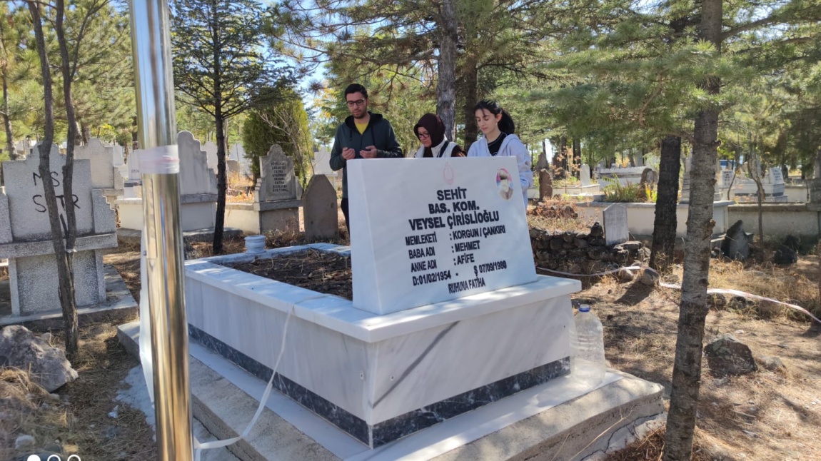 Şehit Komiser Veysel Çirişlioğlu'nu Korgun Ortaokulu Öğrencileri Mezarında Ziyaret Ettiler.